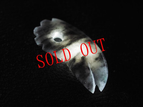 画像2: 長者ヶ原遺跡出土「牙上勾玉」モデル　縄文勾玉（38mmサイズ・黒ヒスイ製） (2)