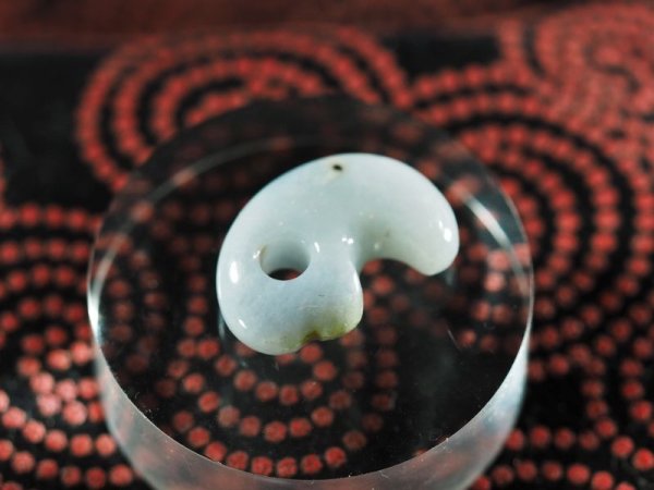 画像4: かわいい縄文ヒスイ勾玉（17mmサイズ・ラベンダーヒスイ製） (4)