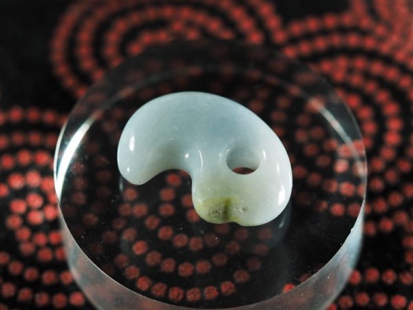 画像2: かわいい縄文ヒスイ勾玉（17mmサイズ・ラベンダーヒスイ製） (2)