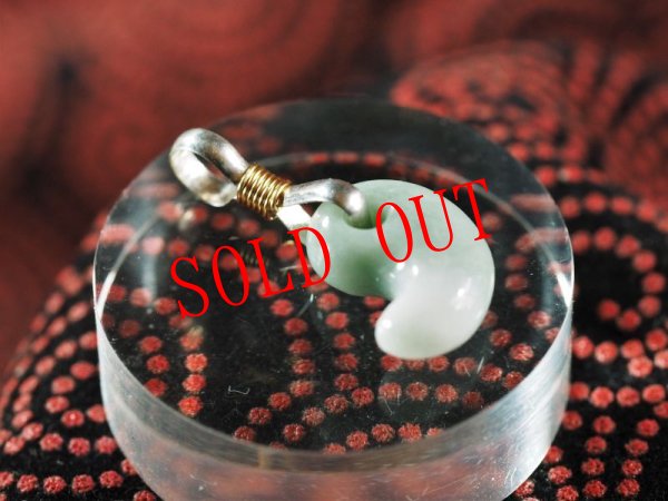 画像2: ヒスイ　超小型勾玉（14mmサイズ・シルバー製八の字環つき） (2)