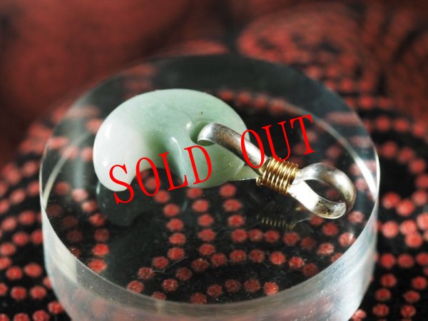 画像4: ヒスイ　超小型勾玉（14mmサイズ・シルバー製八の字環つき） (4)