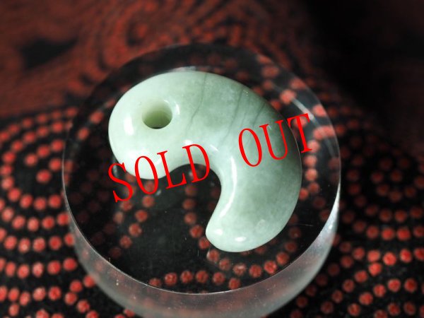 画像4: 緑系ヒスイ　定形勾玉（23mmサイズ）バレル研磨不使用の手研磨！ (4)