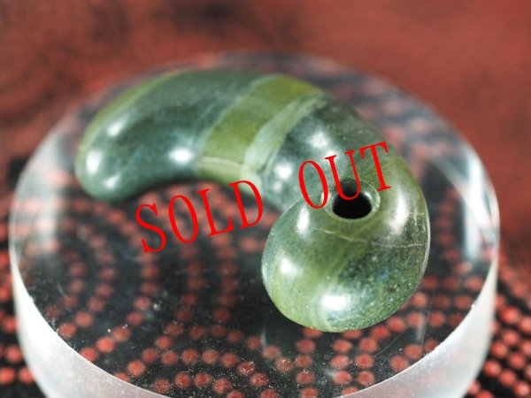 画像2: 縄文人が歓喜！アオトラ製・北部九州モデル勾玉（緑色岩製・32mmサイズ・バレル研磨機不使用の手研磨） (2)