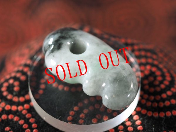 画像2: かわいい縄文ヒスイ勾玉（30mmサイズ・高砂貝塚モデル・三色ヒスイ製） (2)