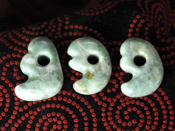 画像2: 縄文３兄弟ヒスイ勾玉（朝日山遺跡・高畑遺跡モデル・注文品） (2)