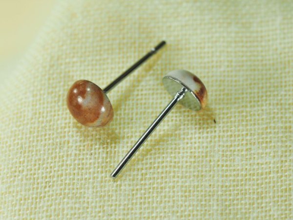 画像2: 「オム・マニ・ベメ・フム」・・・水滴みたいな薬石タッドピアス（対面販売限定参考品） (2)