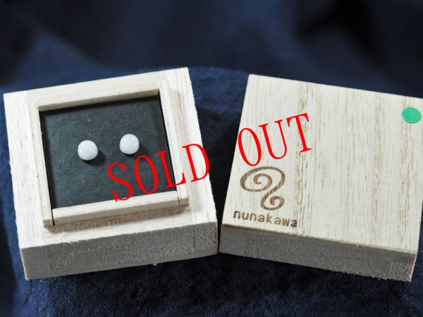 画像5: プルンとした水滴みたいなヒスイスタッドピアス（金属アレルギー対応品） (5)