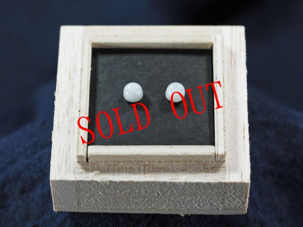 画像3: プルンとした水滴みたいなヒスイスタッドピアス（金属アレルギー対応品） (3)