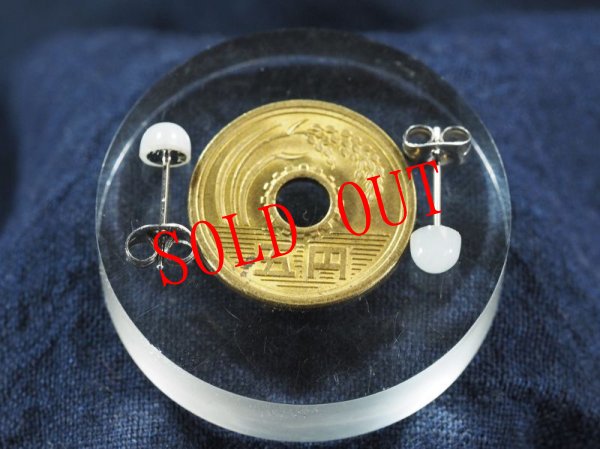 画像2: プルンとした水滴みたいなヒスイスタッドピアス（金属アレルギー対応品） (2)