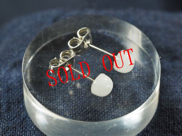 画像4: プルンとした水滴みたいなヒスイスタッドピアス（金属アレルギー対応品） (4)