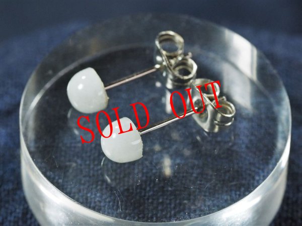 画像1: プルンとした水滴みたいなヒスイスタッドピアス（金属アレルギー対応品） (1)