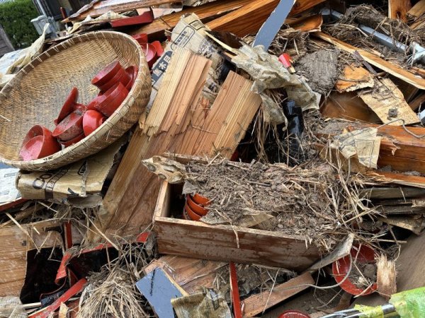 瓦礫に埋もれる漆器