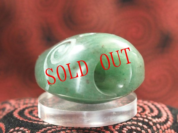 画像7: SAVE NOTO！うずまき線刻　縄文キャット石笛（インドヒスイ製・円柱孔・指孔つき・艶消し仕上げ） (7)