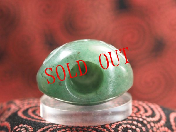 画像8: SAVE NOTO！うずまき線刻　縄文キャット石笛（インドヒスイ製・円柱孔・指孔つき・艶消し仕上げ） (8)