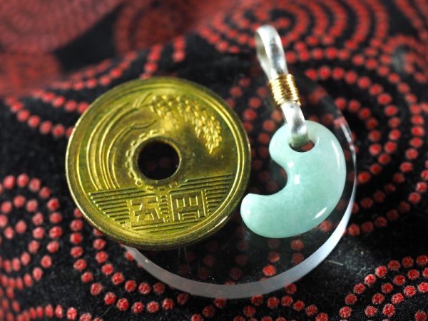 画像4: SAVE NOTO！　極上ヒスイ　超小型勾玉（15mmサイズ・シルバー製八の字環つき） (4)