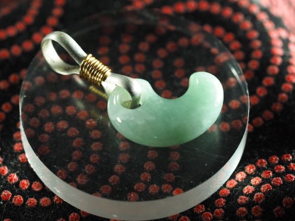 画像3: SAVE NOTO！　極上ヒスイ　超小型勾玉（15mmサイズ・シルバー製八の字環つき） (3)