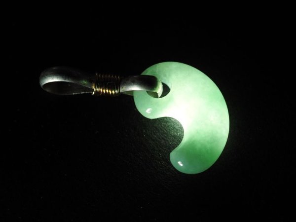 画像2: SAVE NOTO！　極上ヒスイ　超小型勾玉（15mmサイズ・シルバー製八の字環つき） (2)