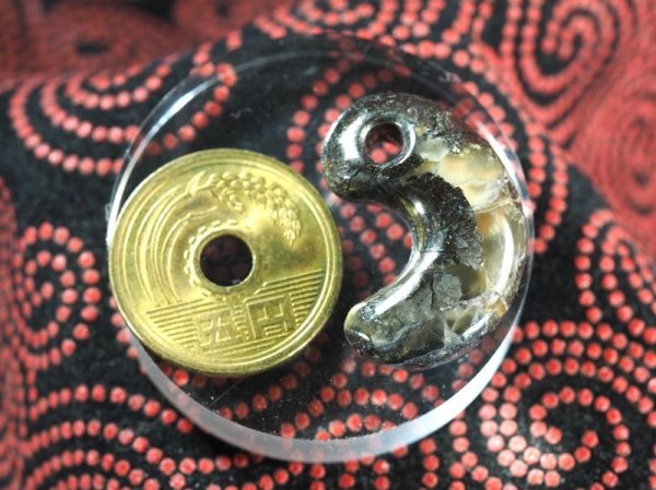 画像3: SAVE NOTO！　出雲大社の宝物　金華石製　真名井の勾玉モデル（縦27mmサイズ・金華石） (3)