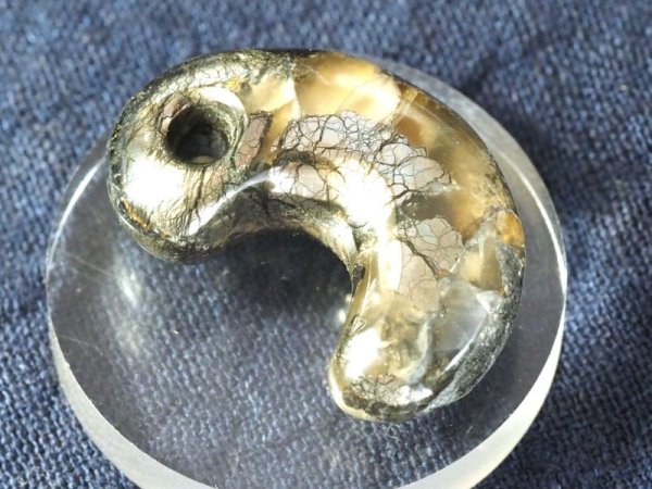 画像2: SAVE NOTO！　出雲大社の宝物　金華石製　真名井の勾玉モデル（縦27mmサイズ・金華石） (2)