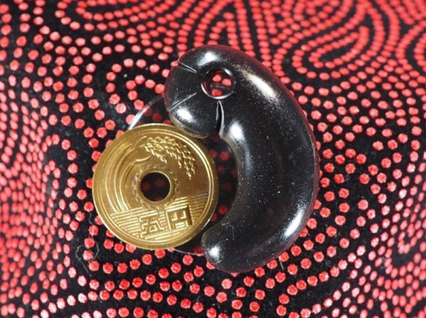 画像4: SAVE　NOTO！能登半島地震支援金作品　ヒスイ職人がガチでつくった北部九州型丁子頭勾玉（無斑晶質安山岩製・縦39mmサイズ） (4)