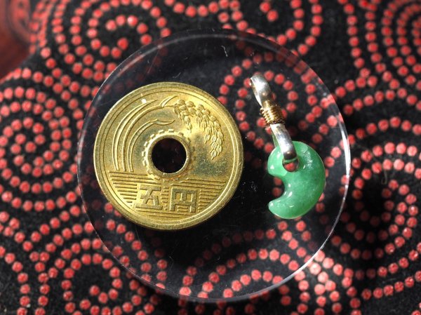 画像10: 極上ロウカンヒスイ　超小型勾玉（縦11mmサイズ・ド根性の手研磨でバレル研磨不使用！・シルバー製八の字環つき） (10)