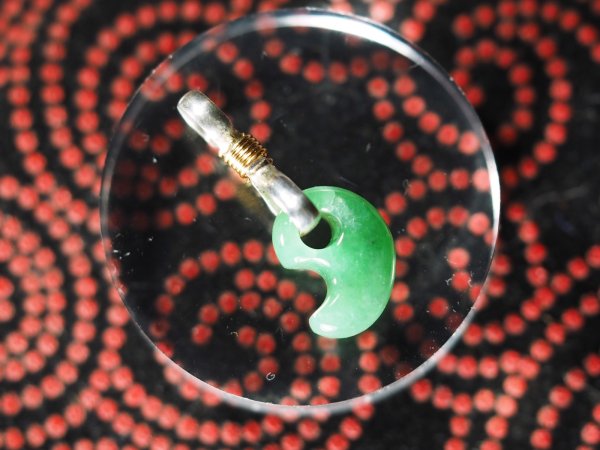 画像3: 極上ロウカンヒスイ　超小型勾玉（縦11mmサイズ・ド根性の手研磨でバレル研磨不使用！・シルバー製八の字環つき） (3)