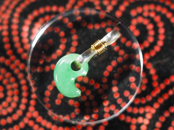 画像4: 極上ロウカンヒスイ　超小型勾玉（縦11mmサイズ・ド根性の手研磨でバレル研磨不使用！・シルバー製八の字環つき） (4)