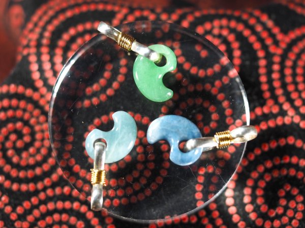 画像8: 極上ロウカンヒスイ　超小型勾玉（縦11mmサイズ・ド根性の手研磨でバレル研磨不使用！・シルバー製八の字環つき） (8)