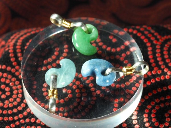 画像9: 極上ロウカンヒスイ　超小型勾玉（縦11mmサイズ・ド根性の手研磨でバレル研磨不使用！・シルバー製八の字環つき） (9)