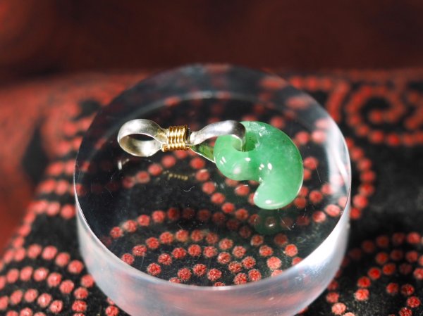 画像6: 極上ロウカンヒスイ　超小型勾玉（縦11mmサイズ・ド根性の手研磨でバレル研磨不使用！・シルバー製八の字環つき） (6)