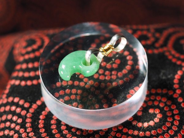 画像5: 極上ロウカンヒスイ　超小型勾玉（縦11mmサイズ・ド根性の手研磨でバレル研磨不使用！・シルバー製八の字環つき） (5)