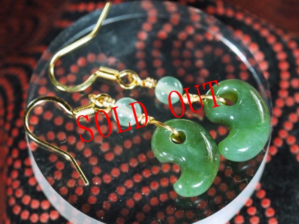 画像3: プルプルゆれる緑色の勾玉ピアス（イヤリングに交換可能・軟玉ヒスイ製） (3)