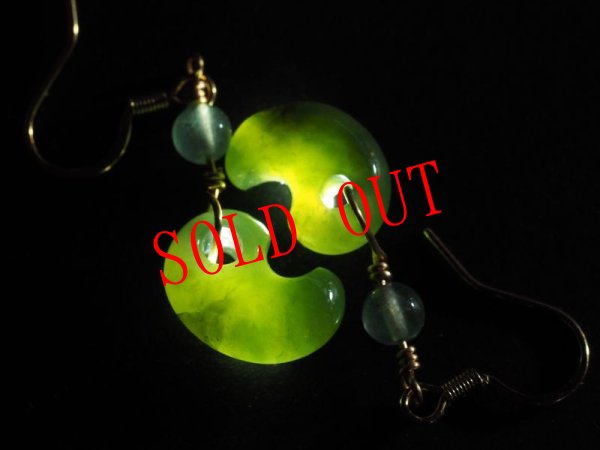 画像2: プルプルゆれる緑色の勾玉ピアス（イヤリングに交換可能・軟玉ヒスイ製） (2)