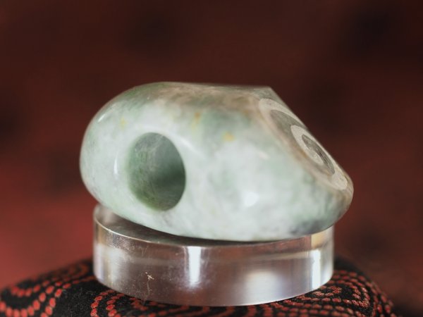 画像10: 黄緑色のヒスイらせん紋線刻石笛　（ヒスイ・鏡面＋半艶仕上げ・Knobさん孔） (10)