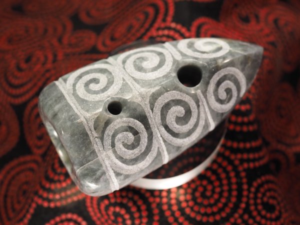 画像2: 「THE亀ヶ岡」螺旋紋線刻黒系（三色）ヒスイ石笛　（音量と音域の広い12mm孔・指孔付き・円柱状孔・ペンダント仕様・半艶仕上げ） (2)