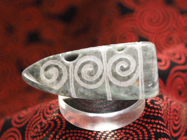 画像3: 「THE亀ヶ岡」螺旋紋線刻黒系（三色）ヒスイ石笛　（音量と音域の広い12mm孔・指孔付き・円柱状孔・ペンダント仕様・半艶仕上げ） (3)