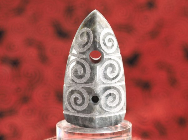 画像9: 「THE亀ヶ岡」螺旋紋線刻黒系（三色）ヒスイ石笛　（音量と音域の広い12mm孔・指孔付き・円柱状孔・ペンダント仕様・半艶仕上げ） (9)