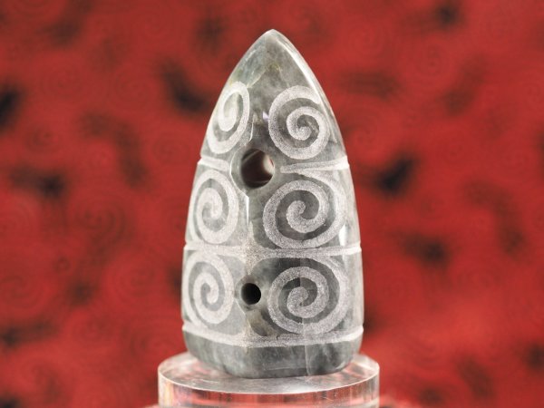 画像8: 「THE亀ヶ岡」螺旋紋線刻黒系（三色）ヒスイ石笛　（音量と音域の広い12mm孔・指孔付き・円柱状孔・ペンダント仕様・半艶仕上げ） (8)