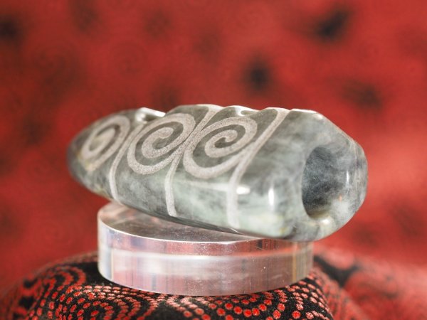 画像5: 「THE亀ヶ岡」螺旋紋線刻黒系（三色）ヒスイ石笛　（音量と音域の広い12mm孔・指孔付き・円柱状孔・ペンダント仕様・半艶仕上げ） (5)