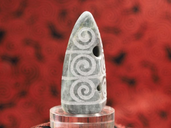 画像10: 「THE亀ヶ岡」螺旋紋線刻黒系（三色）ヒスイ石笛　（音量と音域の広い12mm孔・指孔付き・円柱状孔・ペンダント仕様・半艶仕上げ） (10)