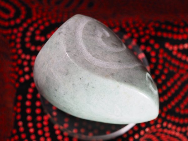 画像9: うねるミズチ！・二重半纏螺旋文線刻ヒスイ石笛　（音量豊富で音域が広い13mm孔・円柱状孔・半艶仕上げ） (9)