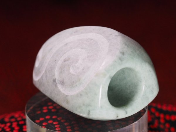 画像4: うねるミズチ！・二重半纏螺旋文線刻ヒスイ石笛　（音量豊富で音域が広い13mm孔・円柱状孔・半艶仕上げ） (4)