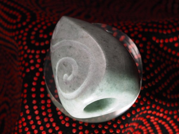 画像1: うねるミズチ！・二重半纏螺旋文線刻ヒスイ石笛　（音量豊富で音域が広い13mm孔・円柱状孔・半艶仕上げ） (1)