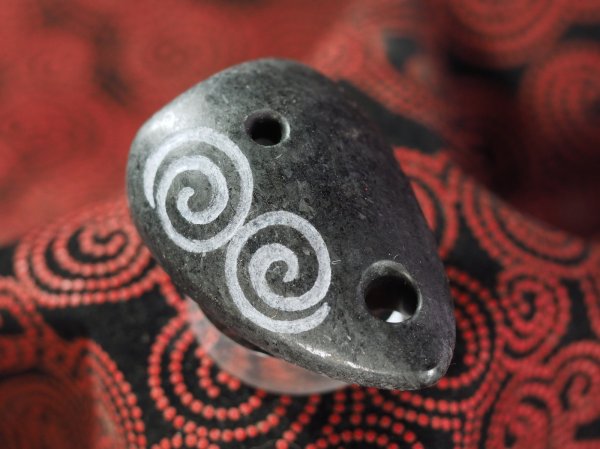 画像2: ウズマキ文線刻石笛（艶消し蛇紋岩製・円柱状孔・指孔付き・ペンダント仕様・民族楽器コイズミ扱い） (2)