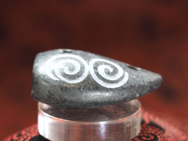 画像5: ウズマキ文線刻石笛（艶消し蛇紋岩製・円柱状孔・指孔付き・ペンダント仕様・民族楽器コイズミ扱い） (5)