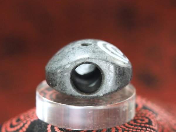 画像7: ウズマキ文線刻石笛（艶消し蛇紋岩製・円柱状孔・指孔付き・ペンダント仕様・民族楽器コイズミ扱い） (7)