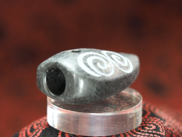画像3: ウズマキ文線刻石笛（艶消し蛇紋岩製・円柱状孔・指孔付き・ペンダント仕様・民族楽器コイズミ扱い） (3)