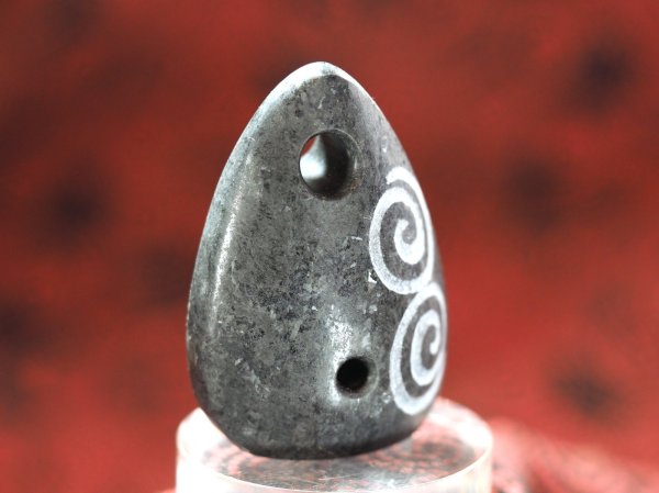 画像6: ウズマキ文線刻石笛（艶消し蛇紋岩製・円柱状孔・指孔付き・ペンダント仕様・民族楽器コイズミ扱い） (6)