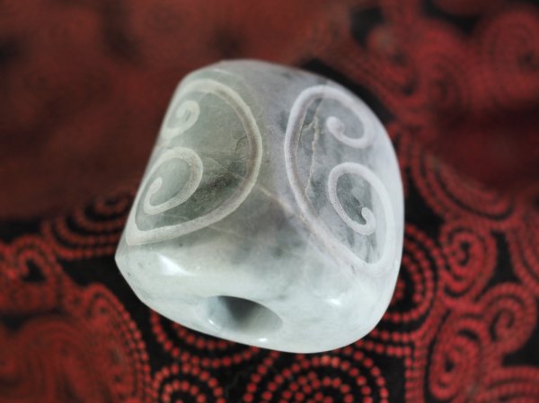 画像2: ウズマキ文線刻　緑系ヒスイ石笛（指孔付き・12mm円柱状孔） (2)