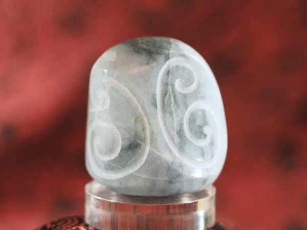 画像8: ウズマキ文線刻　緑系ヒスイ石笛（指孔付き・12mm円柱状孔） (8)